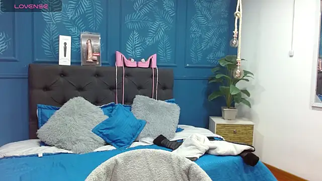 zohet kriss online show from April 17, 1:47 pm