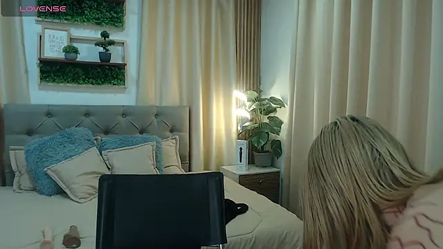 Snapshot of zohet_kriss chatting on October 23, 3:10 pm zohet kriss online show from October 23, 3:10 pm