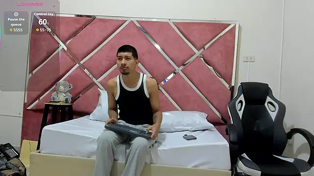 Snapshot of AxelAndJeremy chatting on September 25, 3:56 am AxelAndJeremy online show from September 25, 3:56 am