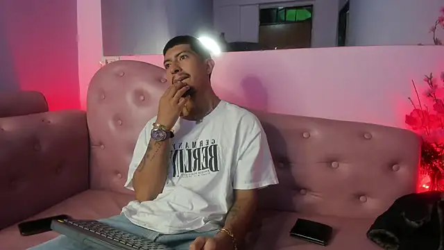 Snapshot of AxelAndJeremy chatting on September 28, 1:45 am AxelAndJeremy online show from September 28, 1:45 am