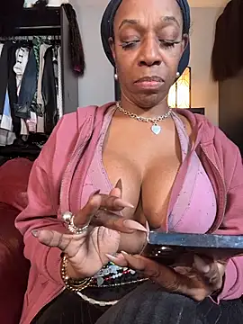 Snapshot of Kennady_Buxum_Goddess chatting on December 2, 1:06 am Kennady Buxum Goddess online show from December 2, 1:06 am