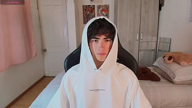 Nude Boy18 online show from May 26, 10:41 pm