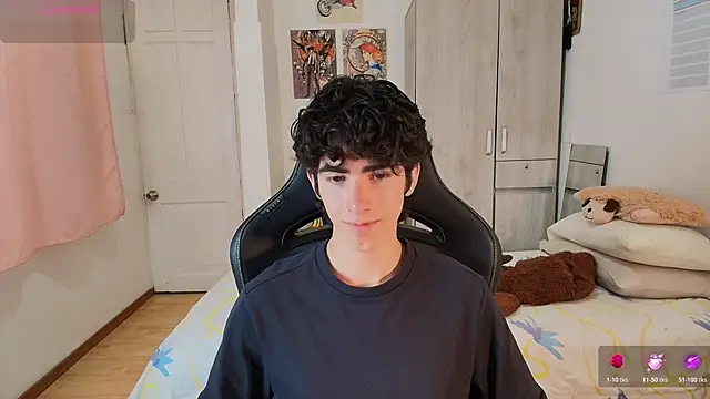 Nude Boy18 online show from May 31, 9:37 pm