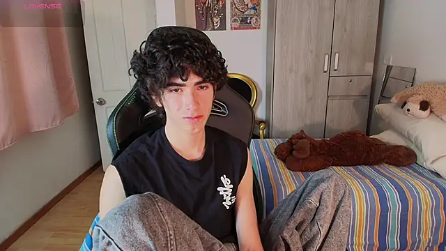 Nude Boy18 online show from April 8, 11:28 pm