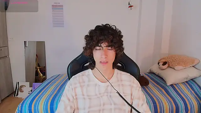 Nude Boy18 online show from March 4, 9:22 pm