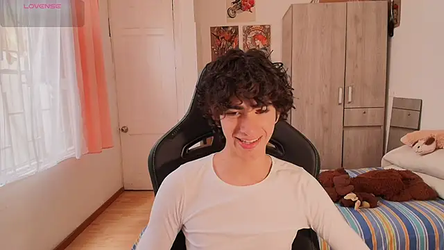 Nude Boy18 online show from May 5, 6:55 pm