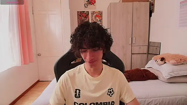 Nude Boy18 online show from May 24, 6:52 pm