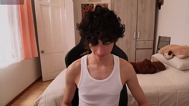 Nude Boy18 online show from April 18, 8:09 pm
