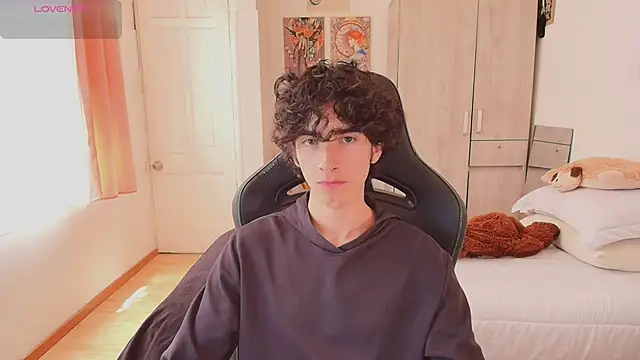 Nude Boy18 online show from May 16, 6:40 pm
