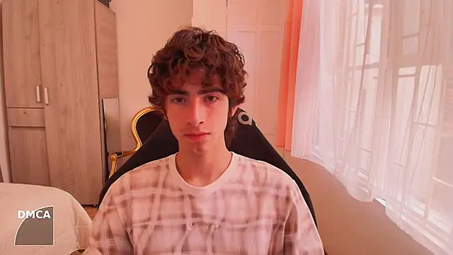 Nude Boy18 online show from September 28, 9:33 pm