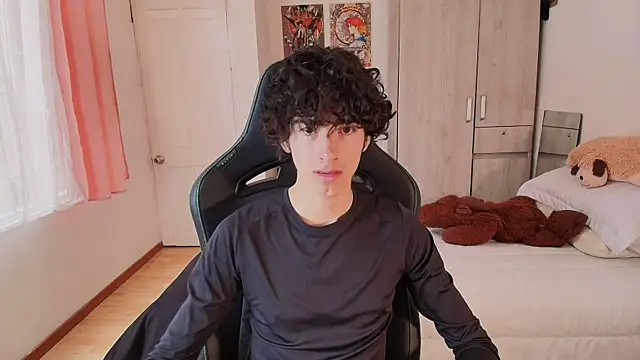 Nude Boy18 online show from May 17, 8:09 pm