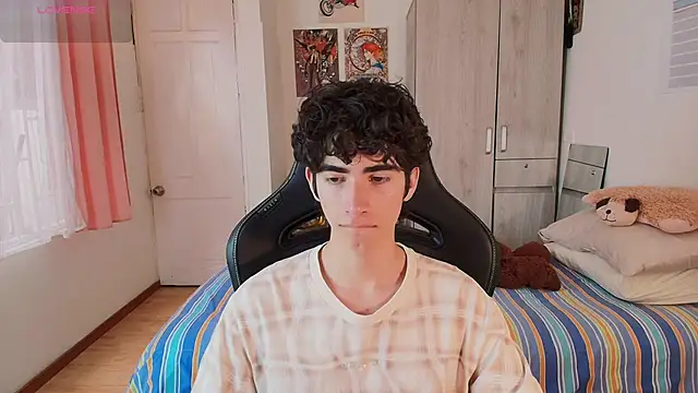 Nude Boy18 online show from May 28, 9:54 pm