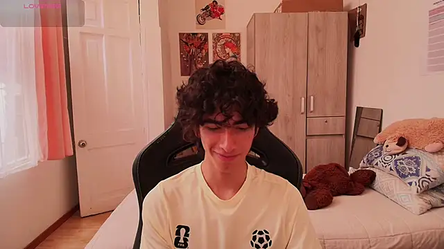 Nude Boy18 online show from April 25, 8:28 pm