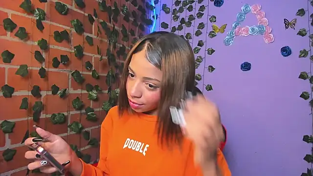 yumi hanna online show from October 31, 1:35 am