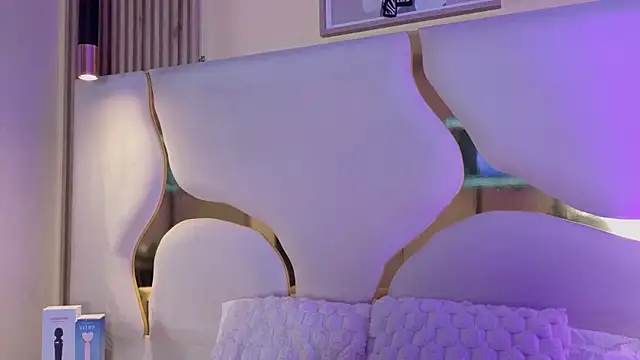 SofiJones  online show from April 6, 8:10 pm