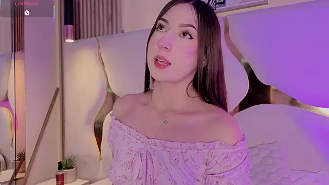 Snapshot of SofiJones_ chatting on February 7, 9:23 pm SofiJones online show from February 7, 9:23 pm