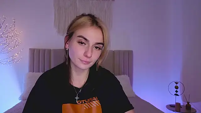 Little mia   online show from March 15, 11:23 pm