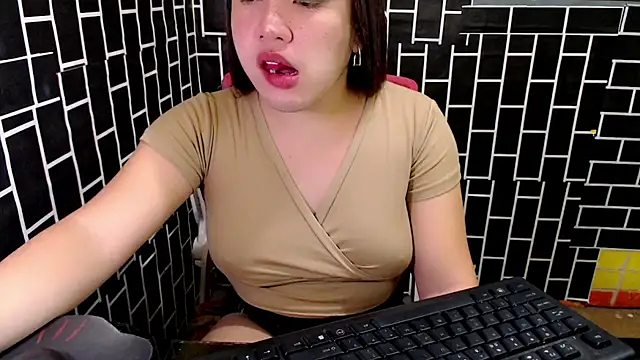 xUrDreamSlutWhore online show from September 18, 8:23 pm