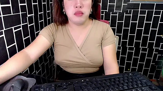 xUrDreamSlutWhore online show from September 9, 4:05 pm