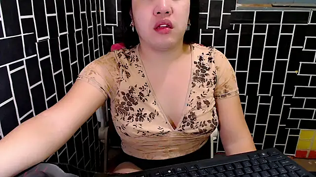 xUrDreamSlutWhore online show from September 19, 6:45 pm