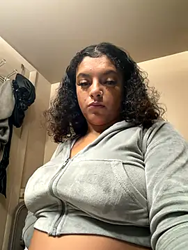 Snapshot of allybluee777 chatting on December 5, 4:33 am allybluee777 online show from December 5, 4:33 am