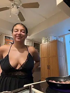 Snapshot of allybluee777 chatting on May 6, 5:28 pm allybluee777 online show from May 6, 5:28 pm