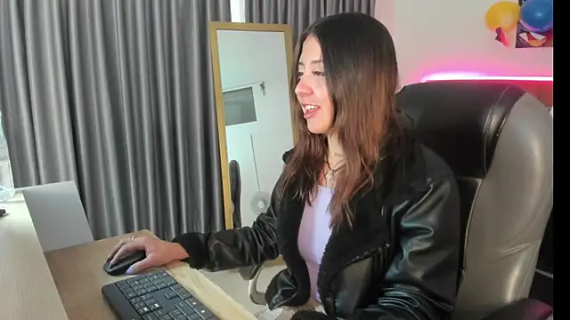 Snapshot of Catti_Brie chatting on July 14, 11:49 am Catti Brie online show from July 14, 11:49 am