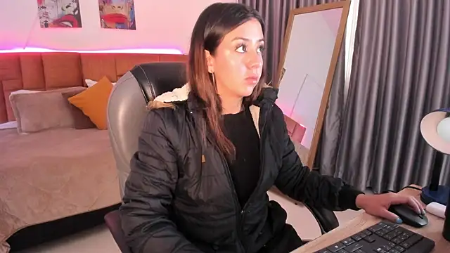 Snapshot of Catti_Brie chatting on June 16, 11:32 am Catti Brie online show from June 16, 11:32 am