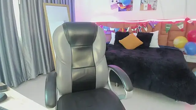 Snapshot of Catti_Brie chatting on July 12, 11:44 am Catti Brie online show from July 12, 11:44 am