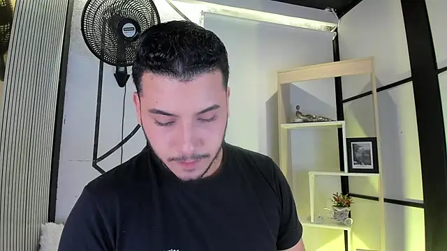 Snapshot of Axel_grey_ chatting on July 3, 5:03 am Axel grey online show from July 3, 5:03 am