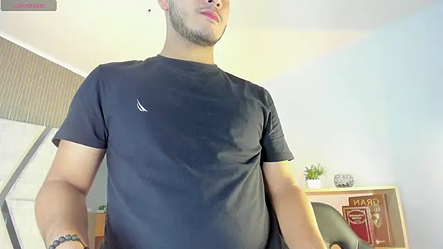 Snapshot of Axel_grey_ chatting on June 20, 12:21 pm Axel grey online show from June 20, 12:21 pm