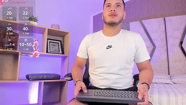 Snapshot of Axel_grey_ chatting on June 23, 12:58 pm Axel grey online show from June 23, 12:58 pm