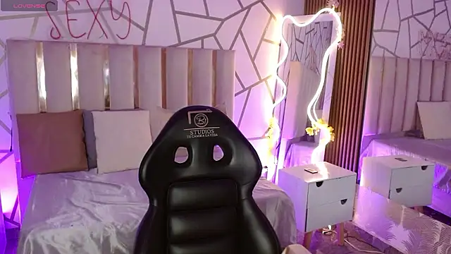 CYRUS TAY online show from March 19, 12:49 pm