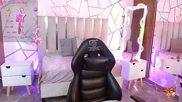 CYRUS TAY online show from December 2, 1:57 pm