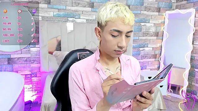 CYRUS TAY online show from May 28, 11:49 am