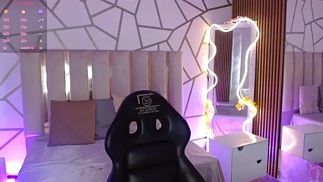 CYRUS TAY online show from March 7, 2:22 pm