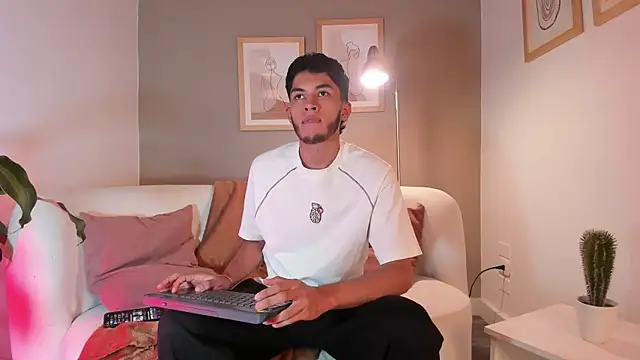 Tylerffoxx online show from May 8, 9:29 pm