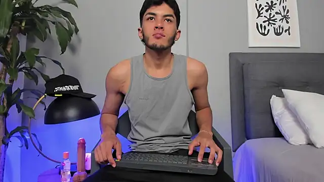 Snapshot of Tylerffoxx chatting on June 29, 9:03 pm Tylerffoxx online show from June 29, 9:03 pm