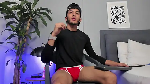 Tylerffoxx online show from May 14, 7:33 pm