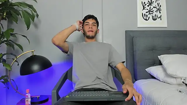 Snapshot of Tylerffoxx chatting on June 16, 9:15 pm Tylerffoxx online show from June 16, 9:15 pm