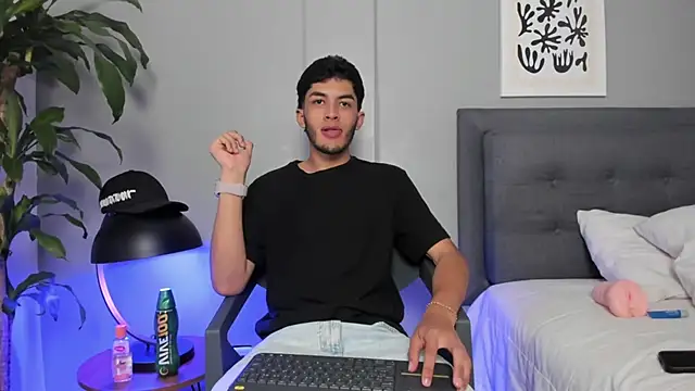 Snapshot of Tylerffoxx chatting on June 18, 9:42 pm Tylerffoxx online show from June 18, 9:42 pm