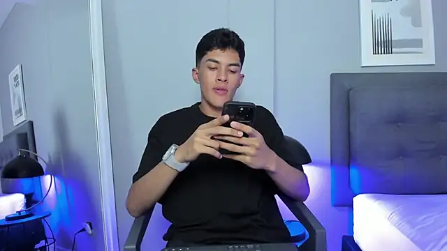 Snapshot of Tylerffoxx chatting on November 6, 8:24 pm Tylerffoxx online show from November 6, 8:24 pm