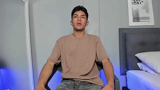 Snapshot of Tylerffoxx chatting on November 13, 8:35 pm Tylerffoxx online show from November 13, 8:35 pm