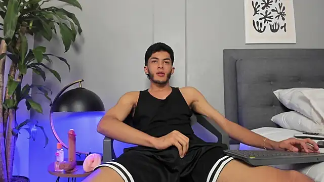 Snapshot of Tylerffoxx chatting on July 11, 8:31 pm Tylerffoxx online show from July 11, 8:31 pm