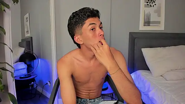 Snapshot of Tylerffoxx chatting on October 10, 8:09 pm Tylerffoxx online show from October 10, 8:09 pm
