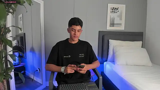 Snapshot of Tylerffoxx chatting on October 2, 8:23 pm Tylerffoxx online show from October 2, 8:23 pm