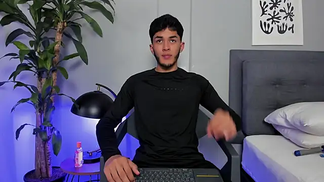 Tylerffoxx online show from May 4, 8:44 pm