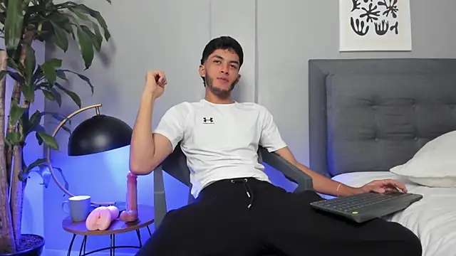 Snapshot of Tylerffoxx chatting on July 7, 6:47 am Tylerffoxx online show from July 7, 6:47 am
