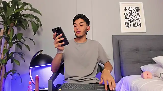 Snapshot of Tylerffoxx chatting on June 25, 8:36 pm Tylerffoxx online show from June 25, 8:36 pm