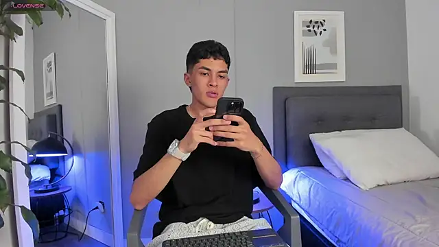 Snapshot of Tylerffoxx chatting on October 6, 10:43 pm Tylerffoxx online show from October 6, 10:43 pm